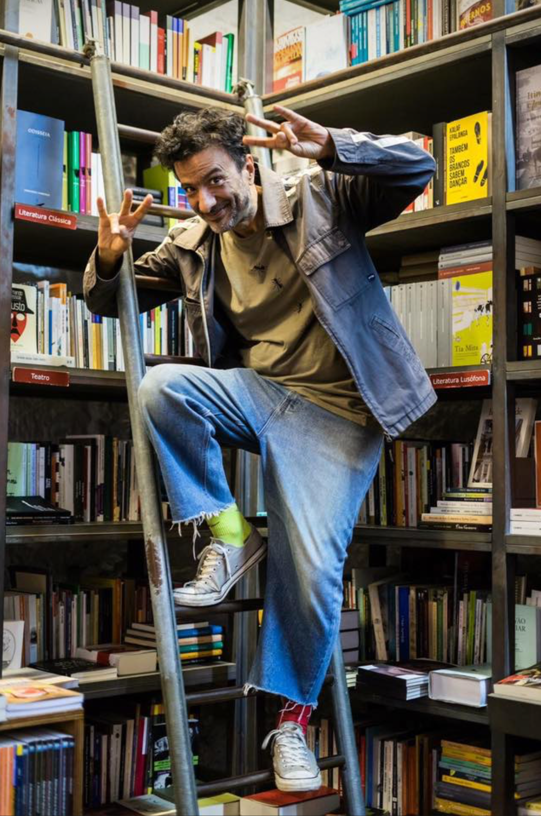 Vitor Rua among books